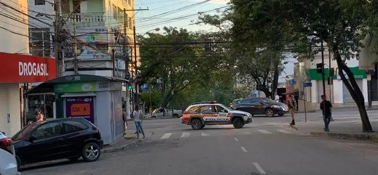 Vazamento de óleo interdita trecho de rua no Centro de Divinópolis