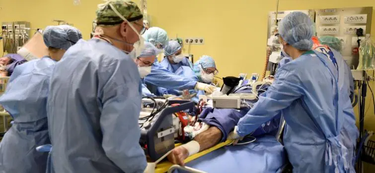 Adultos jovens são os mais afetados pelo coronavírus
