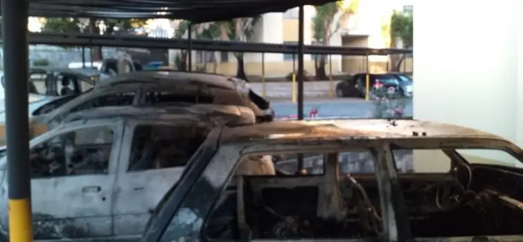 Incêndio destrói cinco carros em condomínio de Divinópolis