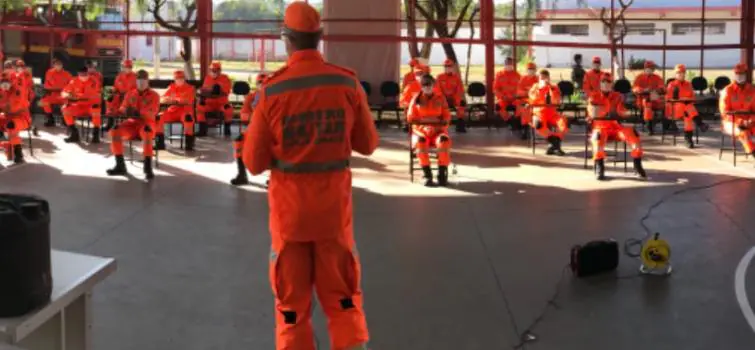 Farda laranja passa a ser a oficial dos bombeiros em Minas