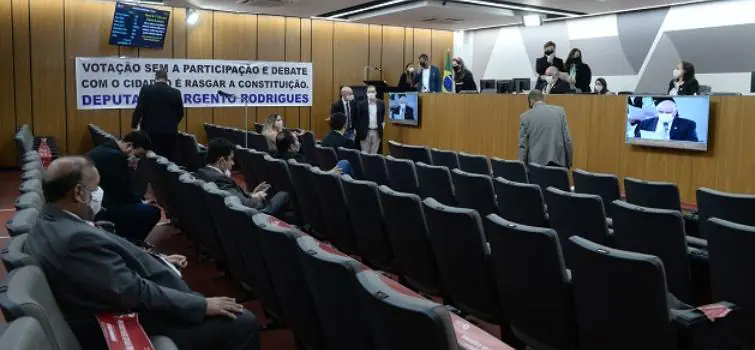 Reforma da previdência dos servidores públicos estaduais passa na CCJ e Educação critica