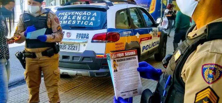 'Agosto Lilás' leva prevenção da violência contra mulher às ruas