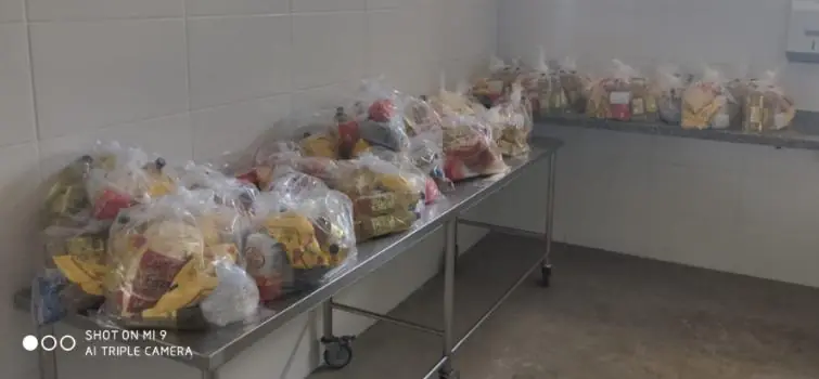 Prefeitura realiza distribuição 12.500 kits com alimentos da merenda escolar