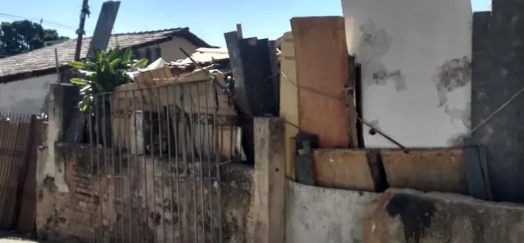 Lote acumula toneladas de entulhos no Vila Cruzeiro