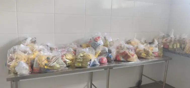 Mais de 12 mil kits de merenda escolar são distribuídos a alunos das escolas municipais