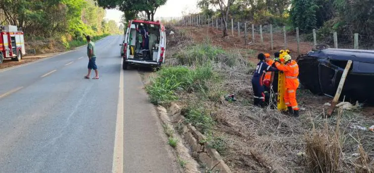 Jovem fica ferido após carro capotar em Pains