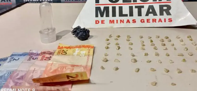 Divinópolis: Suspeito de tráfico de drogas é preso no bairro Maria Helena; 65 pedras de crack foram apreendidas