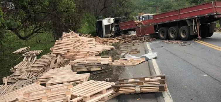 Acidente entre carretas mata uma pessoa na BR-354, em Formiga