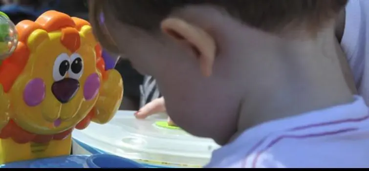 Cartilha produzida por alunos e professores de enfermagem da UFSJ em Divinópolis ensina como limpar e desinfectar brinquedos