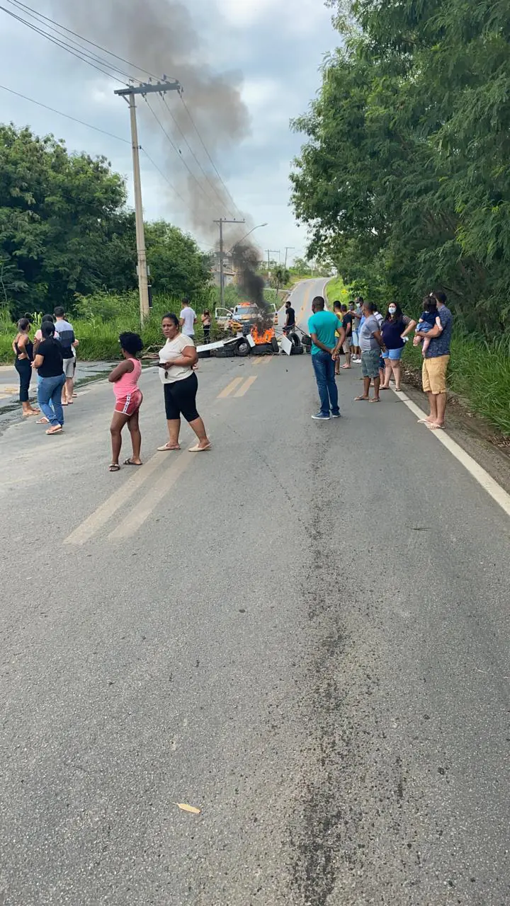 Moradores do bairro Santa Lúcia fecham acesso à rodovia que liga Divinópolis a Carmo do Cajuru