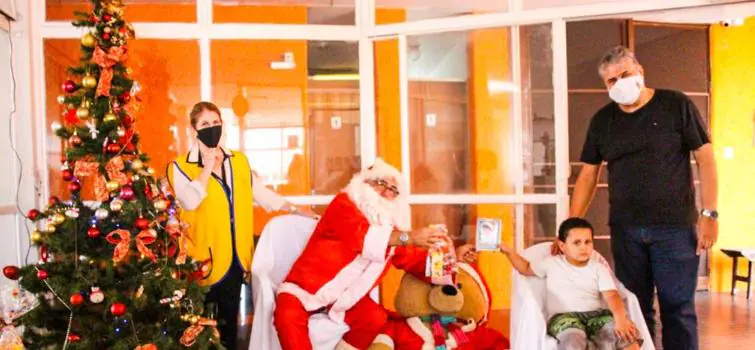 Instituto Helena Antipoff presenteia assistido com brindes de fim de ano
