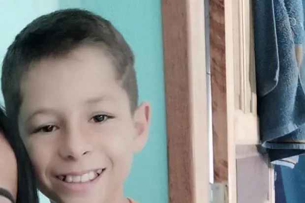 Corpo de menino que morreu no Espírito Santo é enterrado