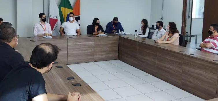 Prefeitura recebe representantes de supermercados para discutir prevenção à covid-19