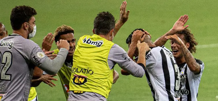 Atlético vence xará de Goiás e volta à briga pelo título do Brasileirão