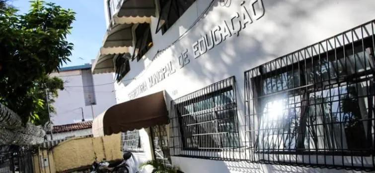 Prefeitura de Divinópolis paga férias atrasadas dos servidores da Educação