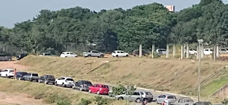 Apesar de filas, vacinação drive-thru segue sem aglomerações