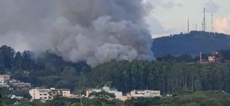 Incêndio atinge espaço de material de descarte na Gerdau