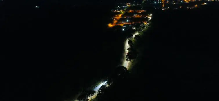 Via de acesso ao Jardinópolis recebe iluminação pública