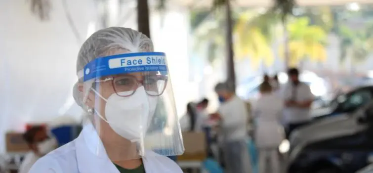Profissionais de saúde da linha de frente devem se cadastrar para tomar segunda dose