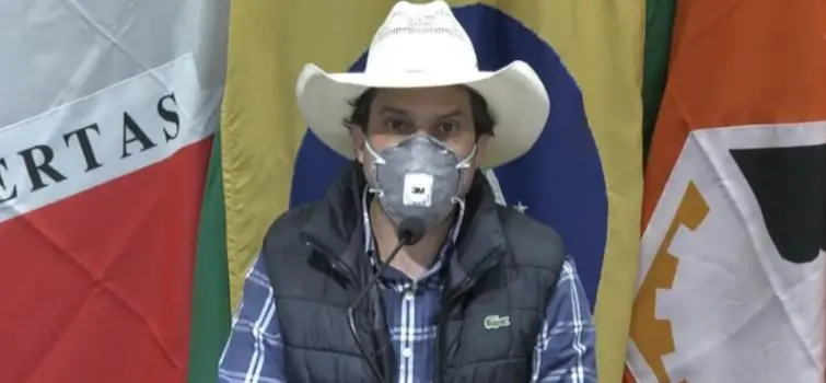 Vestido de caubói, vereador Diego Espino defende vaquejada em reunião da câmara