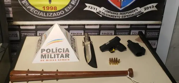 Pistola, bastão de madeira e faca: homem tenta fugir da PM, mas é preso após bater o carro