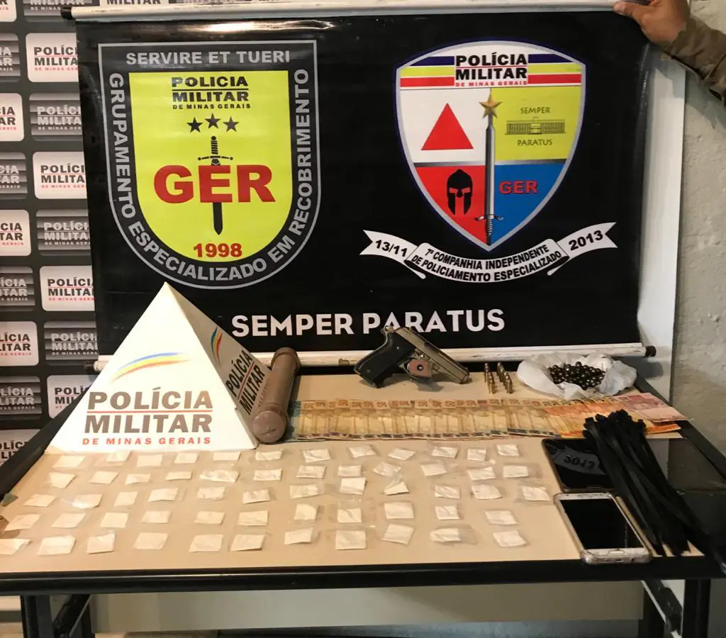 Dois homens são presos em Divinópolis com artefatos explosivos, pistola e drogas