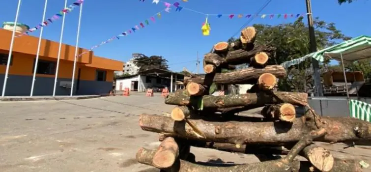 Pátio da Prefeitura recebe decoração junina