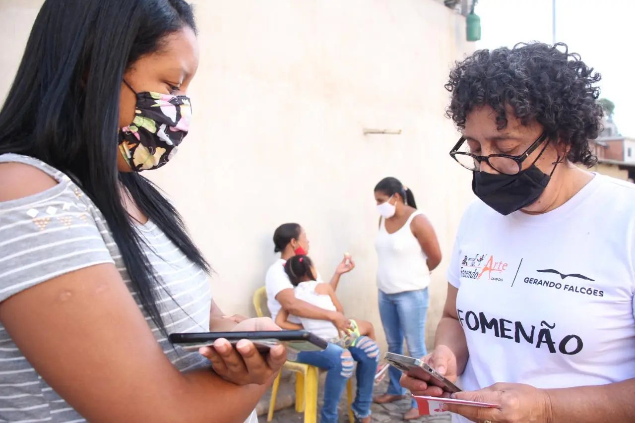 Fazendo Arte e Gerando Falcões entregam R$ 68 mil em ticket alimentação na Lajinha