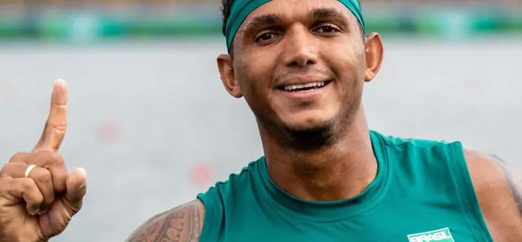 Isaquias Queiroz é ouro na canoagem em velocidade
