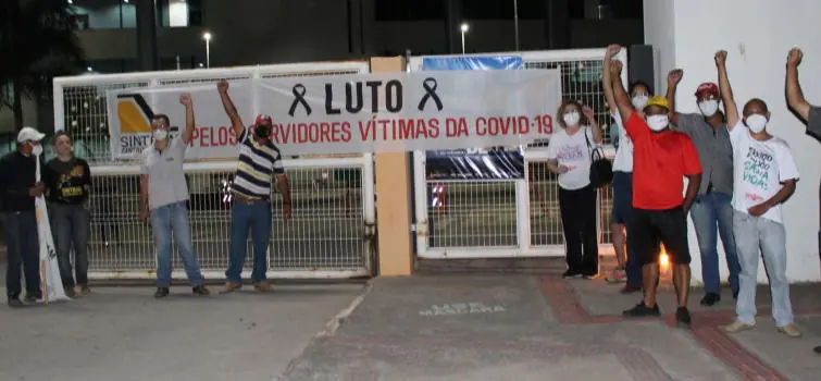 Servidores protestam em defesa de reajuste salarial