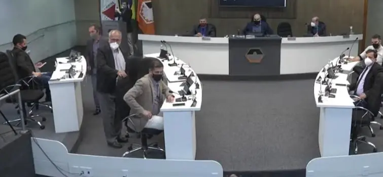 Discussão entre servidores e vereador provoca confusão em reunião da Câmara