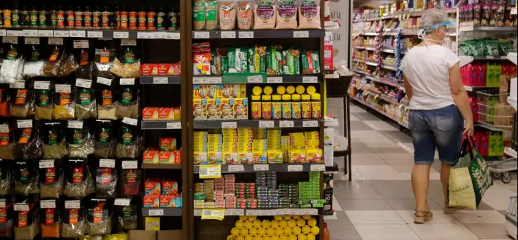 Consumo nos lares brasileiros recua 2,33% em agosto, mostra pesquisa