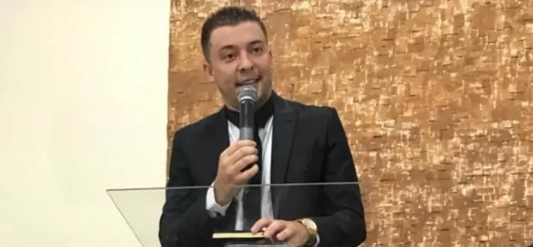 Acusado de estelionato, pastor permanece em silêncio durante audiência de interrogatório