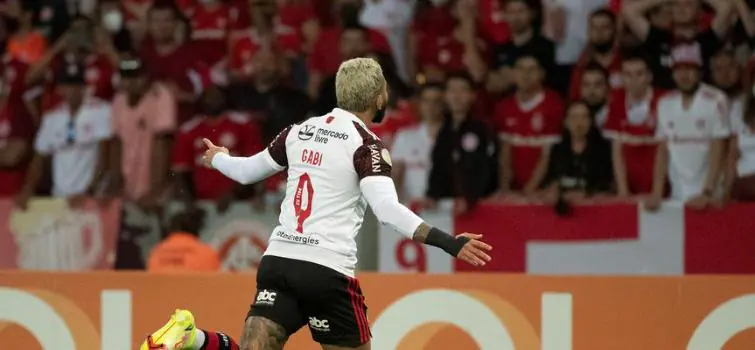 Flamengo bate Internacional e mantém sonho do Brasileiro vivo