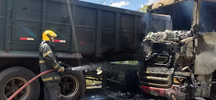 BR-494 é palco de grave acidente com morte e carros em chamas