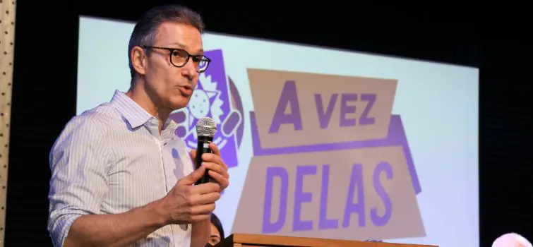 Desobrigação do uso de máscara deve ficar para 2022, indica Zema