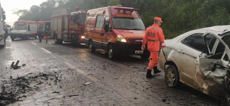 Cinco pessoas morrem em acidente na MG-431