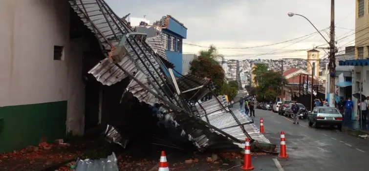Temporal derruba árvores, telhados e deixa Centro sem sinalização