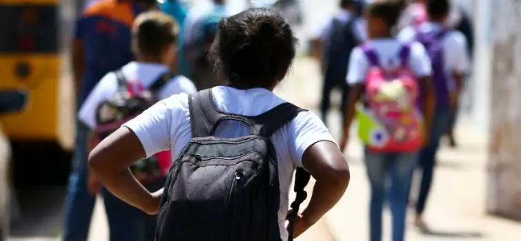 Mais de 650 mil crianças saíram da escola em três anos