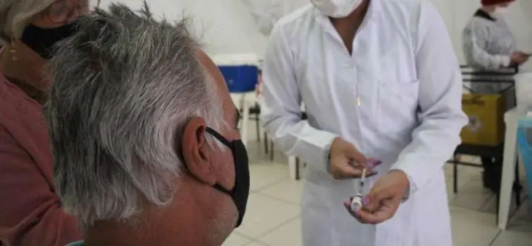 4ª dose começa a ser aplicada em idosos de 80 anos ou mais