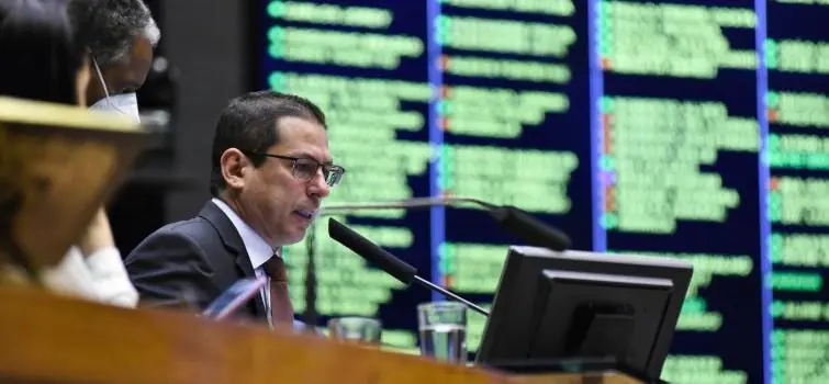 Plenário pode votar aumento extraordinário para o Auxílio Brasil