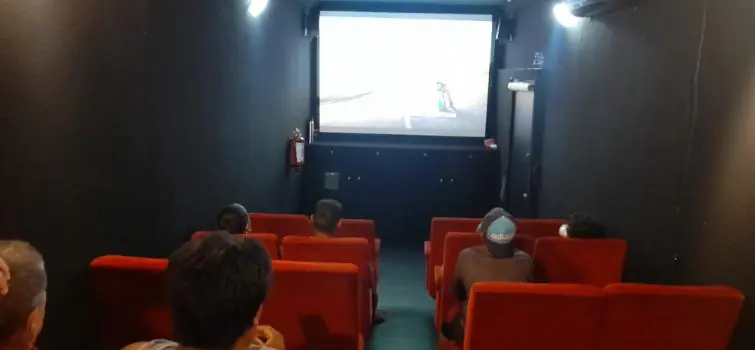 AB Nascentes das Gerais leva cinema itinerante para caminhoneiros na MG-050 em Divinópolis e Carmo do Cajuru