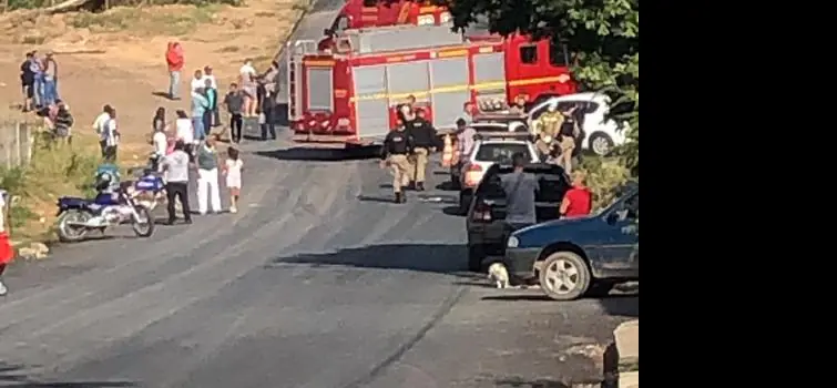Divinópolis: mulher fica ferida após carro capotar e atingi-la em ponto de ônibus
