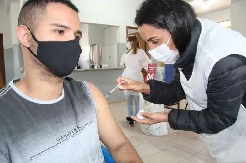 Divinópolis libera dose de reforço para adolescentes