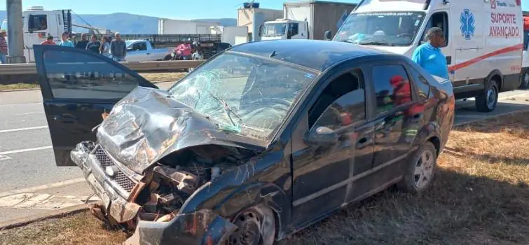 Mulher morre e outra fica ferida após batida entre carros em Pará de Minas