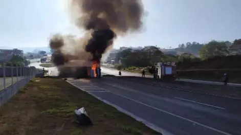 Caminhão pega fogo após acidente na MG-050 em Formiga