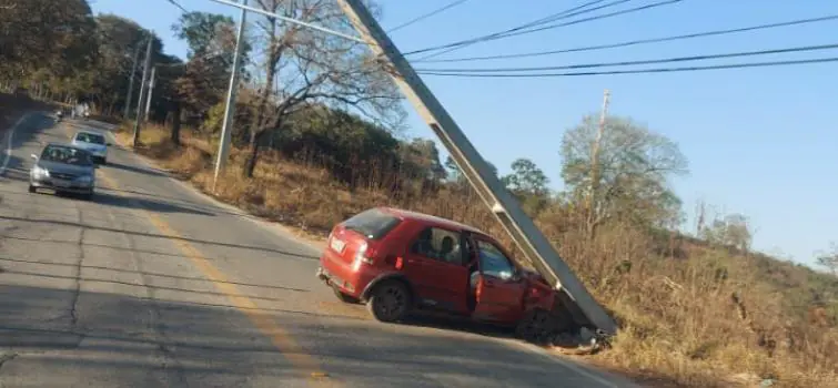Carro bate em poste na entrada do bairro Jardinópolis
