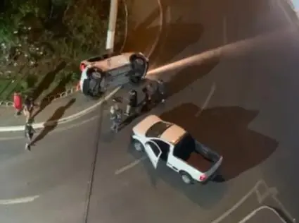 Motorista capota carro na rotatória da Praça da Catedral