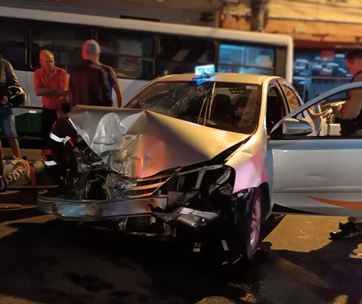 Motociclista fica ferido em acidente envolvendo quatro carros na Goiás em Divinópolis