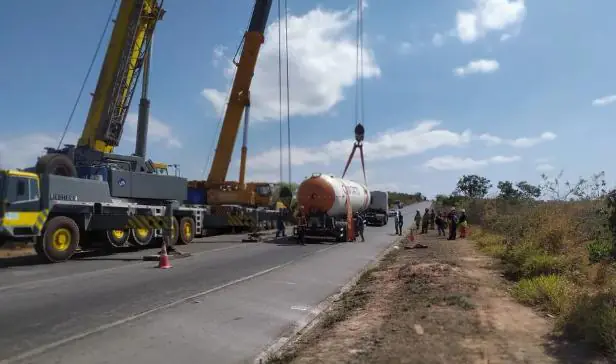 Carreta carregada com gás é removida das margens da BR-262 em Bom Despacho